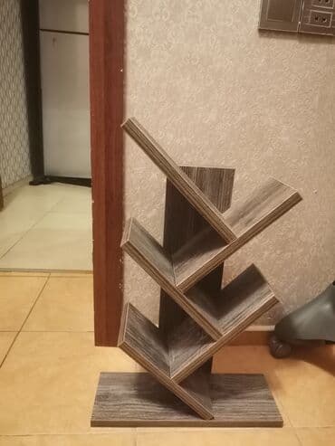 rəsm cəkmək ucun taxta: Eni 15 sm, uzunluq 40 sm, hündürlük 60 sm. Kitab rəfi — 1