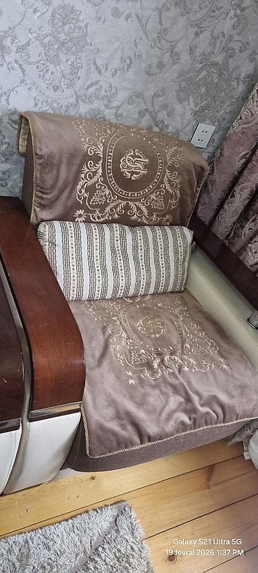 bufet: Şüşə vitrin bufet - Material: Ön və yanlar tam şüşə, karkas MDF/taxta — 2