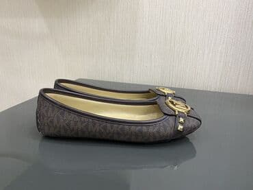 makasin: 1-2 dəfə geyilib, 70 AZN satılır, 
Michael Korsdan alınıb 165 AZN — 2