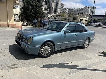 Mercedes-Benz E-Class (W210) sedan - Gövdə: 4 qapılı sedan, açıq mavi