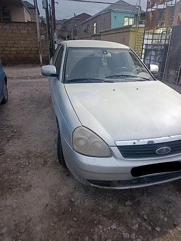 ford transit muherrik: Lada Priora sedan, gümüşü rəng. - Kuzov: 4 qapı, tam ölçülü baqaj — 1