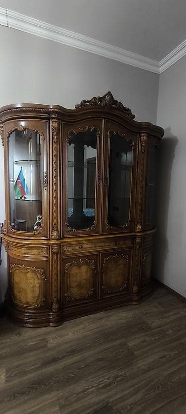 Klassik üslubda iri vitrin-bufet - Material: ağac əsaslı korpus