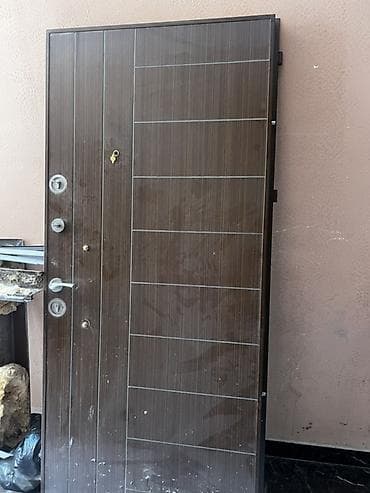 Dəmir giriş qapısı - Material: möhkəm metal karkas, taxta teksturalı — 1