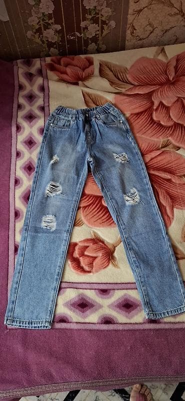 Uşaq üçün cins şalvar - Model: Açıq mavi “distressed/ripped” stilində