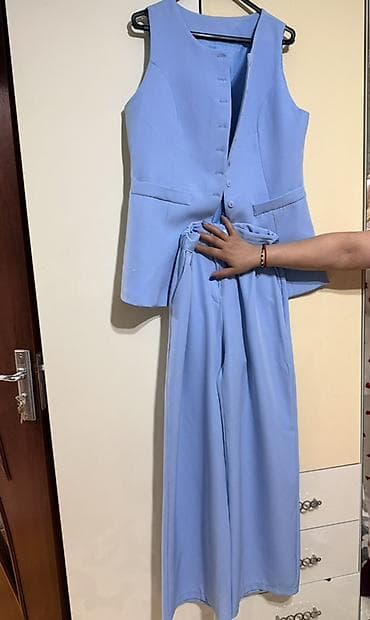 - İki hissəli qadın kostyumu: uzun jilet + şalvar - Rəng: açıq göy