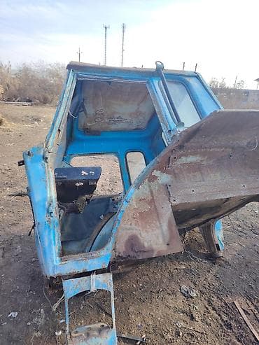 Mavi rəngli traktor kabinəsi – metal karkas və kuzov hissələri - Tip