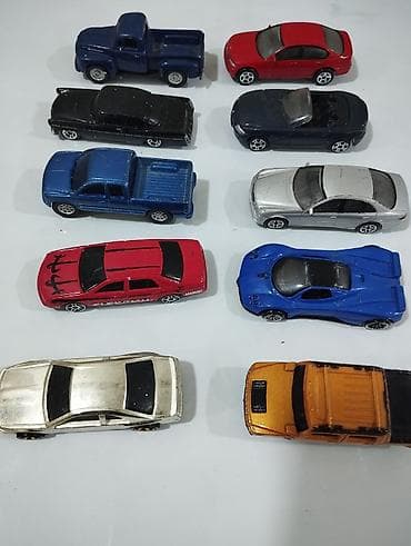 Suvenir avtomobillər. Cin istehsalı. ( Tərkibi metaldan hazırlanmış.)