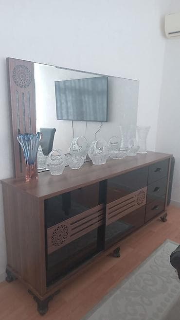 masanin sekilleri: - Məhsul: Geniş bufet/TV konsolu və iri güzgü paneli - Material: Taxta — 1