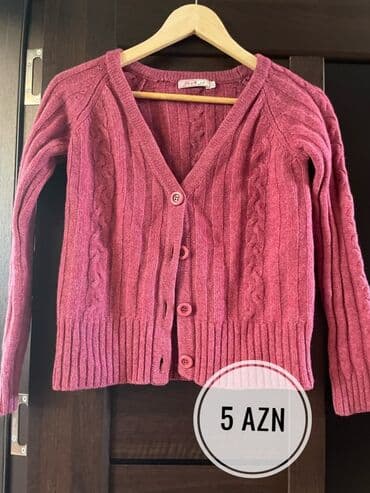 Qara fonda qırmızı çiçək naxışlı, uzunqol qadın bluzası. Yaxa