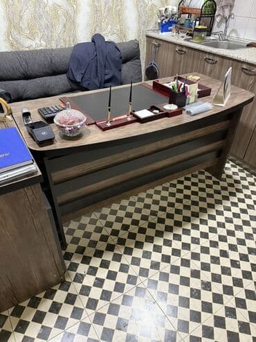 продаю старую мебель: Ofis masası və tumbası satılır Təmiz, işlənmiş, heç bir qırığı və — 1