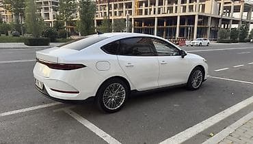 2107 ehtiyyat hisseleri: Ağ rəngli, 4 qapılı sedan. Dinamik, aerodinamik kuzov dizaynı, iri — 4