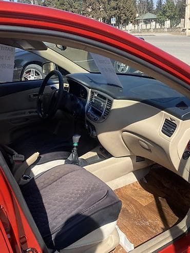 uaz satilir: Kia Rio hatchback (qırmızı rəng), 5 qapı, AZ dövlət nömrə nişanı — 4