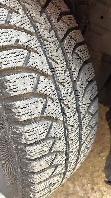 opel astra 1995: Bu, boz rəngli, 15x7 ölçülü yüngül lehimli avtomobil diskidir. Diskin — 2