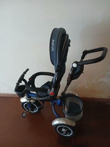 velosiped formalı uşaq arabası: Uşaqlar üçün tünd göy rəngdə nəzarət qolu olan üçtəkərli velosiped. Bu — 6