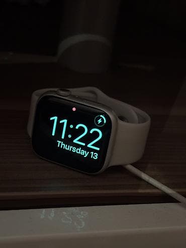 Smart saatlar: Apple Watch 8 series 46 mm – kvadrat ekranlı, açıq rəngli silikon — 4