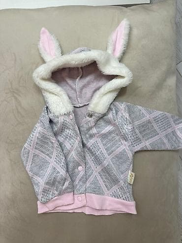 sederek usaq geyimleri: Kül rəngli, çəhrayı romb naxışlı və ağ tüklü astarlı kapüşonlu uşaq — 1