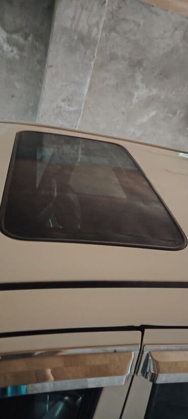 авто запчасти на опель: Ağ rəngdə Kia Sorento avtomobili. Avtomobilin ön hissəsindəki radiator — 10