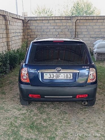 chevrolet volt satilir: Lifan 320 kompakt hetçbek avtomobil. Tünd göy rəngli кузов, 5 qapılı — 2