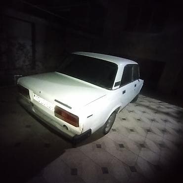 Aksesuarlar və tüninq: VAZ 2107, ağ rəng, sedan gövdə. Xüsusiyyətlər: - Klassisik “yeddi” — 1