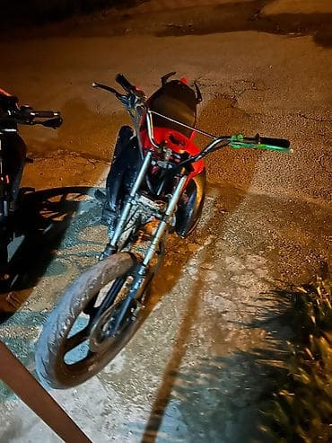 teze tekerler: Sənədsizdi! Moped/motosiklet – küçə/siti üslublu, qırmızı-qara rəng — 2