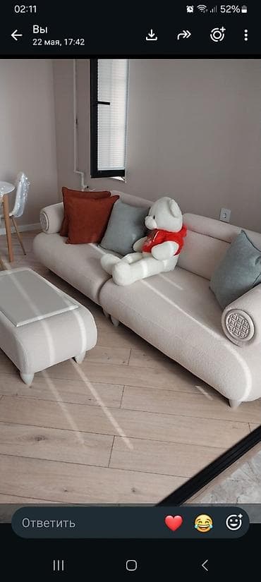 Mebel dəsti – bouclé toxumalı krem rəngli divan və puff/ottoman -