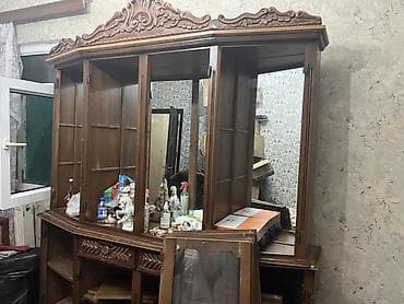 iskaf: Klassik üslubda taxtadan hazırlanmış böyük güzgülü vitrin/bufet dəsti — 2