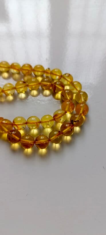 yun koftalar: Təsbeh – kiçik kəhrəba muncuqlu, şəffaf limon tonlarda.Bütöv — 7