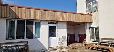 20 ci sahe ev: Satılır: həyət evi və əlavə tikili - İki mərtəbəli ağ rəngli həyət — 4