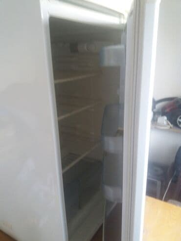 w202 polka: Ağ rəngli ikiqapılı soyuducu. Soyuducu bölməsinin içərisində şəffaf — 3