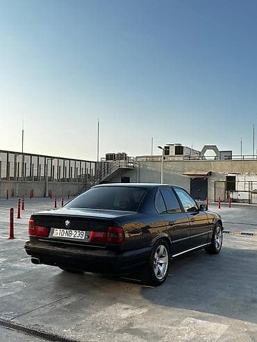 tesla model 3: BMW 5 series: 2.5 l | 1995 il Sedan — 8