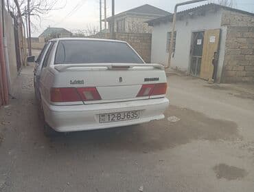 skoda oktavia: Lada Samara sedan, ağ rəng. 4 qapılı kuzov, arxa spoyler, duman — 3