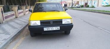 gəncə avtomobil zavodu: Sarı rəngli sedan avtomobil Xüsusiyyətlər: - Kuzov: 4 qapılı sedan — 2