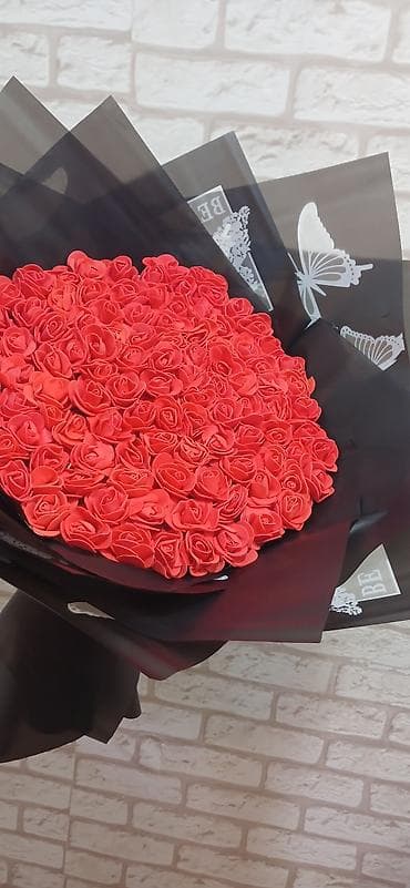 ag guller: Qırmızı güllərdən iri buket - Tərkib: sıx şəkildə düzülmüş onlarla — 2