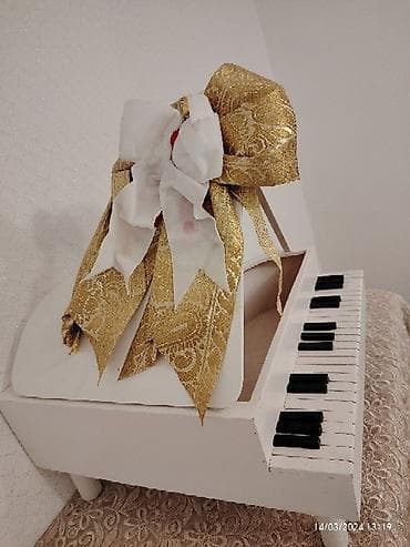 xonça şokolad: Xonca piano satilir icine sokolad ve cicek qoyub hediyye etmek olar — 3