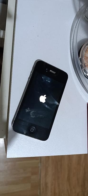 iphone 4 s: IPhone 4, Qara — 4