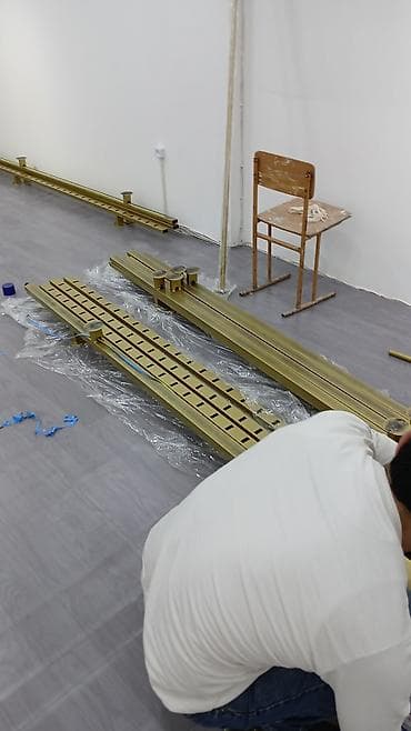 Аренда оборудования: Mağaza avadanlıqları və aksesuarları - Qızılı rəngli paltar asqıları — 3