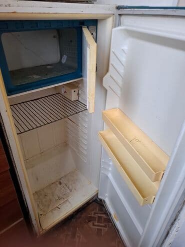 Kompakt bir qapılı soyuducu - Üst hissədə ayrıca kiçik dondurucu — 2