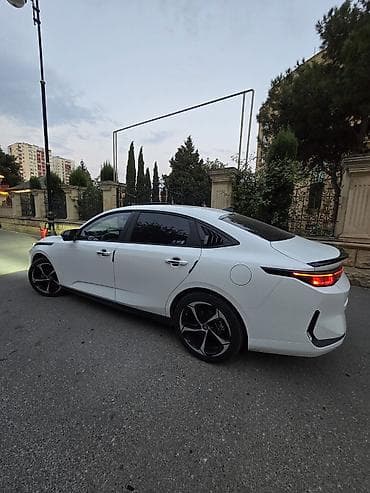 centra masin: Changan Qiyuan A05: 1.5 l | 2025 il 68500 km Sedan — 4