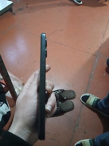 səs: Smartfon – qara rəng, şüşəparıltılı arxa panel və düzbucaqlı korpus — 3