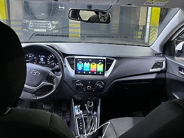 hundai akcent: Hyundai Accent sedan – ağ rəng, iqtisadi və praktik şəhər avtomobili — 4