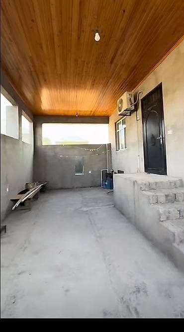 Satılık həyət evi - Plan: girişdə üstü örtülü geniş həyət/seyvan