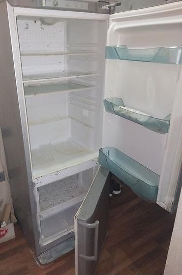 Soyuducu, ikikameralı (yuxarıda əsas soyutma bölməsi, aşağıda