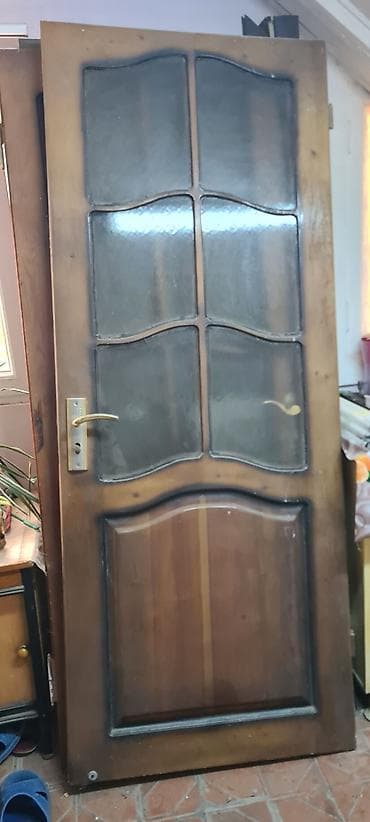 Taxta qapı – şüşəli, dekorativ panelli Taxda qapi cerciveside var