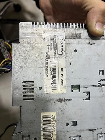 arxa manitor: Pioneer DEH-P7150UB avtomobil maqnitofonu Xüsusiyyətlər: - Ön paneldə — 2