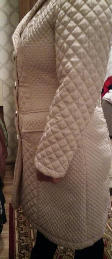 женский плащ новый: İncə tikişli sırıqlı plaş.Yaz və payız mövsümü üçündür.Çox az — 5