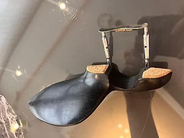 Violino üçün çənəaltı (chinrest) - Material: Qara sərt ağac, metal — 2