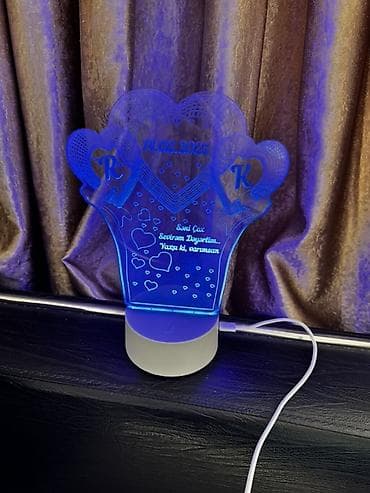 qadin sekilleri: Şəxsi dizaynlı LED akril masa lampası - Üç ürək fiqurlu, lazerlə oyma — 1