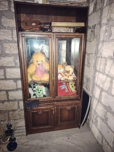 ayakkabi refi: Diqqet sadece ozu satilir oyuncaqlar cixardilacaq Vitrinli bufet – — 1