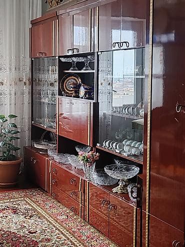 taxta stul stol: Qonaq otağı üçün iri vitrin–divar mebeli - Material: parlaq laklı — 2