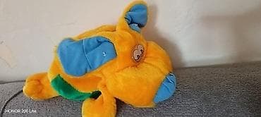 Bu, sarı, mavi və yaşıl rənglərdə olan it formalı yumşaq oyuncaq